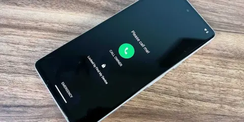 En telefon med texten "Please call me!" och "Locked by Find My Device". En grön knapp med en telefonikon visar "CALL OWNER". Smartthings find hjälper till att hitta borttappade enheter.