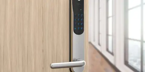 Yale Doorman V2N app-styrd digital dörrlås på en trädörr.