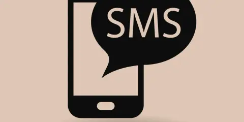 Enkel illustration av en mobiltelefon med en pratbubbla som visar texten "SMS". Ett meddelande i mobilen.