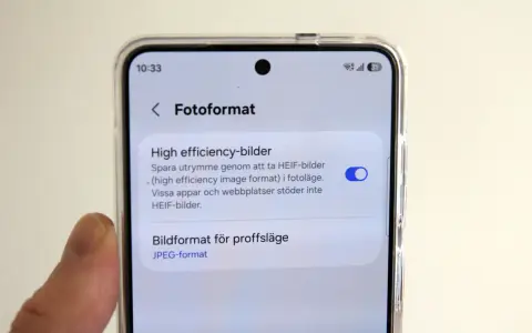 Telefonens skärm visar inställningar för fotoformat. "High efficiency image format" (HEIF) är aktiverat för att spara utrymme.