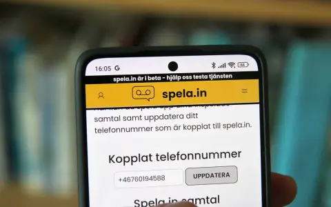 Telefonen visar en webbsida för spela.in, en tjänst för att spela in samtal. Användaren kan uppdatera sitt telefonnummer.