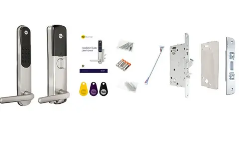 Yale Doorman V4-komponenter: digitalt lås, manual, nyckelbrickor, batterier och låsmekanism.
