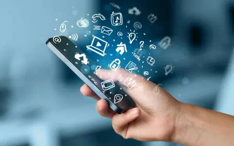 En hand håller en smartphone med en virvel av ikoner som representerar roliga appar och digitala tjänster.