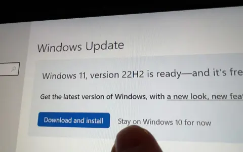 Windows Update visar att Windows 11, version 22H2 är redo. Du kan välja att ladda ner och installera eller stanna på Windows 10 för nu.