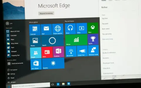 Windows startmeny med appar som Kalender, Mail, Musik och Xbox. Sökfältet visar "Sök the web and Windows".