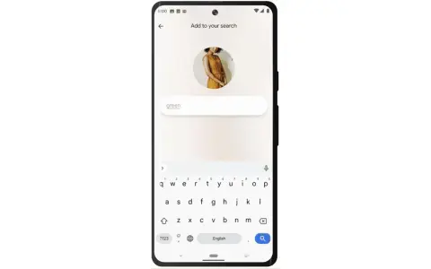 En iPhone med Google Lens visar en bild på en kvinna i en klänning. Sökfältet visar "green".