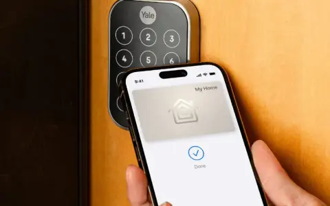 En iPhone med Apple HomeKit används för att låsa upp en Yale Doorman.