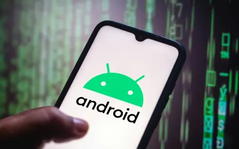 En hand håller en smartphone med Android-logotypen. Bakgrunden visar gröna siffror och symboler, som en kod.