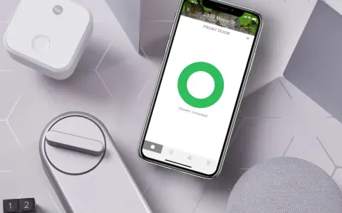 Yale Doorman support i Sverige: en smartphone visar appen för din ytterdörr, bredvid en smart låsenhet och en hub.