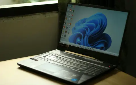 En bärbar dator med Windows 11-skärm och dess ikoniska blåa bakgrundsbild. Denna dator uppfyller troligen alla **windows 11 krav**.
