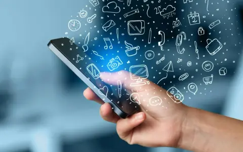 En hand håller en smartphone med en virvel av handritade ikoner som symboliserar smarta appar och digitala möjligheter.