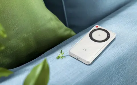 Vit ZTE U30 Air 5G portabel Wi-Fi-hotspot ligger på en blå soffa, bredvid en grön kudde.