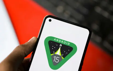 En hand håller en telefon med Android 15-logotypen, en raket som skjuter upp mot stjärnorna.