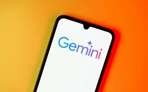 En smartphone visar logotypen för Gemini, en AI-tjänst från Google.
