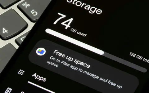 Telefonen visar 74 GB använt utrymme. Dags att rensa telefonen och frigöra plats!