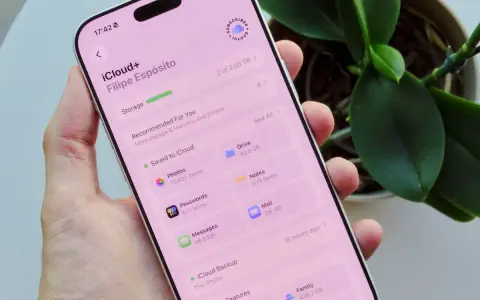 En iPhone visar lagringsutrymme i iCloud. Här ser man hur mycket som används för foton, meddelanden och säkerhetskopior. Ett bra sätt att hålla koll på sitt iCloud pris.