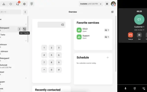 En aktiv telefonsamtal visas på en Android-skärm. Knappen "Transfer" är synlig, vilket indikerar möjligheten att vidarekoppla samtal.