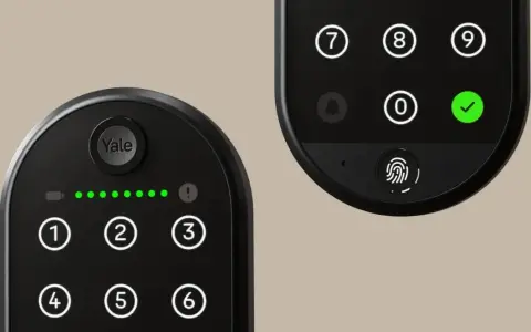 Två digitala dörrlås från Yale, ett med siffror och batteriindikator, det andra med siffror, fingeravtrycksläsare och en grön bock. Yale wifi-lås för smart hem.