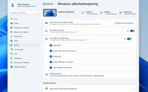 Inställningar för säkerhetskopiering i Windows 11. Här kan du konfigurera synkronisering av OneDrive och komma ihåg appar samt inställningar för att underlätta en ominstallation av Windows 11.