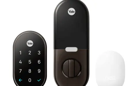 Yale Doorman-komponenter: tangentbord, lås och Nest-hub. Perfekt för att återställa Yale Doorman till fabriksinställningar.