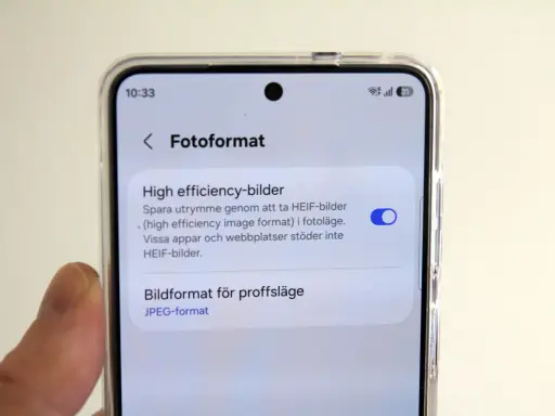 Telefonens skärm visar inställningar för fotoformat. "High efficiency image format" (HEIF) är aktiverat för att spara utrymme.