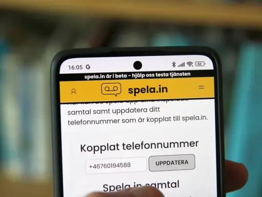 Telefonen visar en webbsida för spela.in, en tjänst för att spela in samtal. Användaren kan uppdatera sitt telefonnummer.