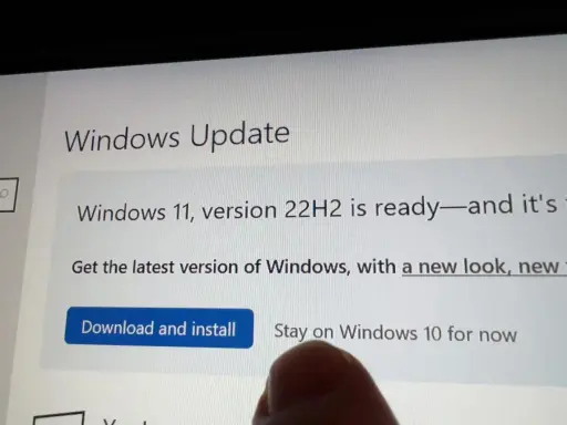 Windows Update visar att Windows 11, version 22H2 är redo. Du kan välja att ladda ner och installera eller stanna på Windows 10 för nu.