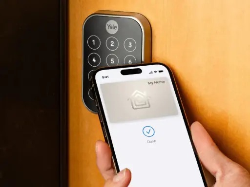 En iPhone med Apple HomeKit används för att låsa upp en Yale Doorman.