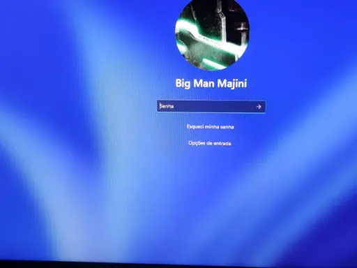Windows 11 inloggningsskärm med användaren "Big Man Majini". Här kan du ange lösenord eller välja att ta bort inloggning Windows 11.
