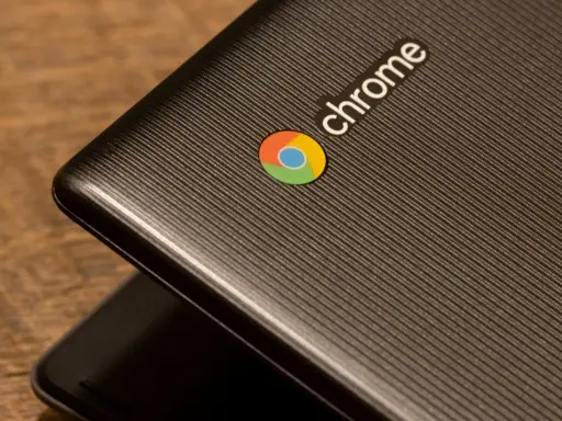 En närbild av en mörk laptop med Chrome-logotypen. Denna enhet kör ChromeOS Flex, vilket ger en smidig upplevelse.