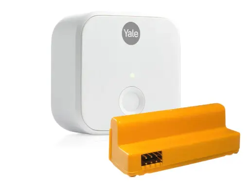 Vit Yale Doorman-enhet och en orange adapter med kontakter. Perfekt för att byta kod på din Yale Doorman.
