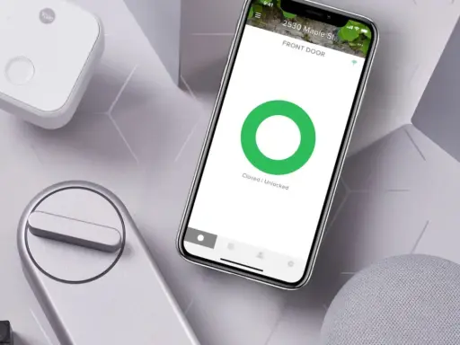 Yale Doorman support i Sverige: en smartphone visar appen för din ytterdörr, bredvid en smart låsenhet och en hub.