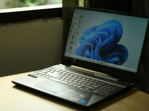 En bärbar dator med Windows 11-skärm och dess ikoniska blåa bakgrundsbild. Denna dator uppfyller troligen alla **windows 11 krav**.