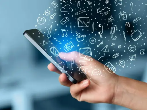 En hand håller en smartphone med en virvel av handritade ikoner som symboliserar smarta appar och digitala möjligheter.