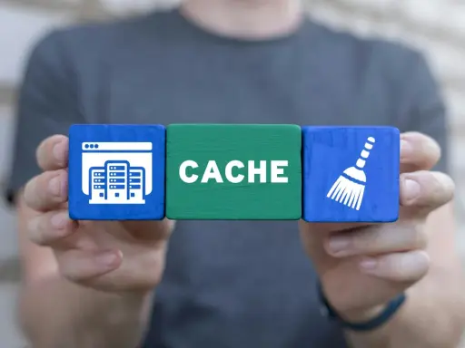 Tre kuber visar ikoner: en webbläsare med servrar, ordet "CACHE" och en sopkvast. Det kan symbolisera rensning av gamla hemsidor.