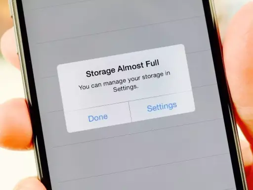 iPhone-lagringsutrymme fullt. En varning visas på skärmen: "Lagring nästan full. Du kan hantera din lagring i Inställningar.