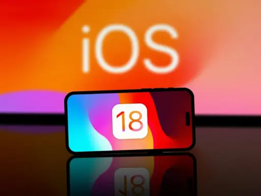 iPhone med iOS 18-ikonen. Kanske dags att byta namn på iPhone för att spegla den nya versionen?