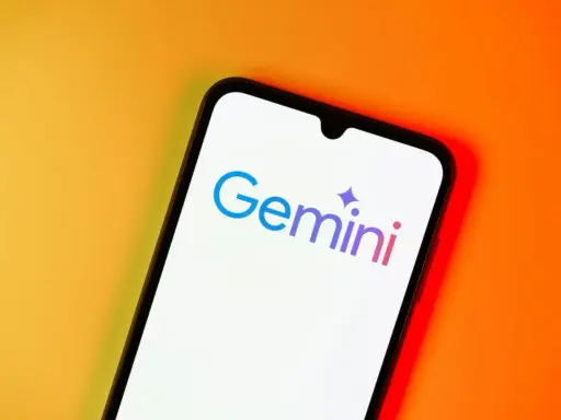 En smartphone visar logotypen för Gemini, en AI-tjänst från Google.