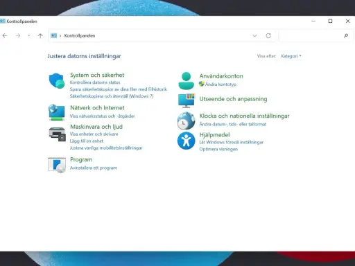 Windows 11 kontrollpanelen visar inställningar för system, nätverk, hårdvara, program, användarkonton, utseende, tid och hjälpmedel.