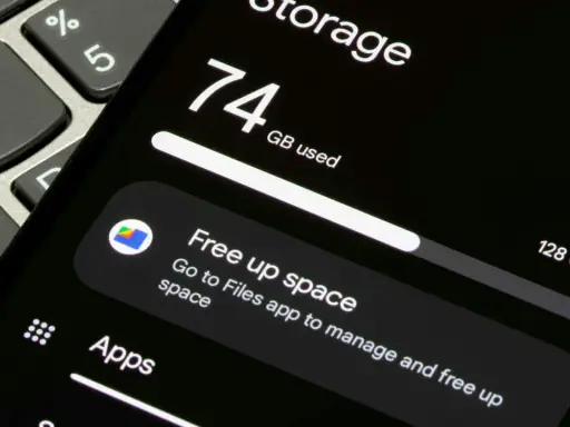 Telefonen visar 74 GB använt utrymme. Dags att rensa telefonen och frigöra plats!