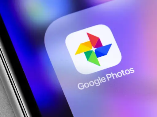 Google Foto-ikonen på en skärm. Kanske en låst mapp i Google Foto som väntar på att öppnas.