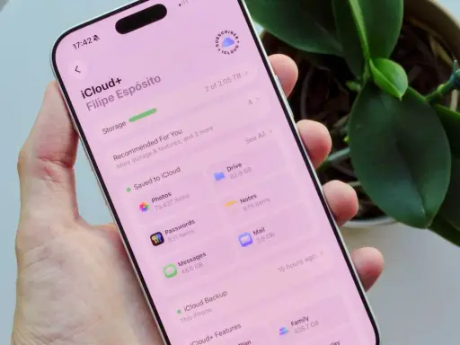 En iPhone visar lagringsutrymme i iCloud. Här ser man hur mycket som används för foton, meddelanden och säkerhetskopior. Ett bra sätt att hålla koll på sitt iCloud pris.