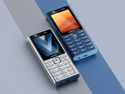 Två Nokia-telefoner, en silverfärgad och en blå, ligger på en grå och blå bakgrund. Den blå telefonen visar en färgstark skärm. Dessa är exempel på minsta mobiltelefonen.