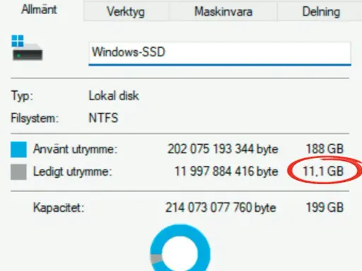 Fristående disk "Windows-SSD" visar 11,1 GB ledigt utrymme, vilket kan vara en utmaning för en windows 11 upgrade.