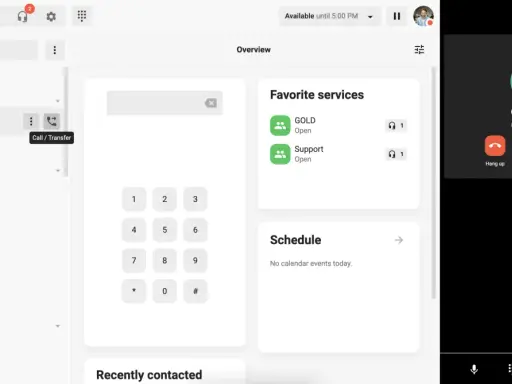 En aktiv telefonsamtal visas på en Android-skärm. Knappen "Transfer" är synlig, vilket indikerar möjligheten att vidarekoppla samtal.