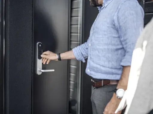 Man trycker på siffror för att installera Yale Doorman. Enkel och modern dörrlåsning.