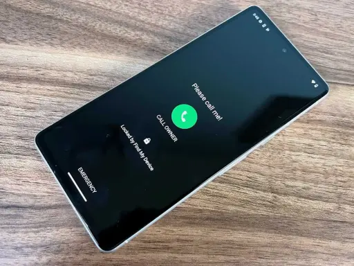 En telefon med texten "Please call me!" och "Locked by Find My Device". En grön knapp med en telefonikon visar "CALL OWNER". Smartthings find hjälper till att hitta borttappade enheter.