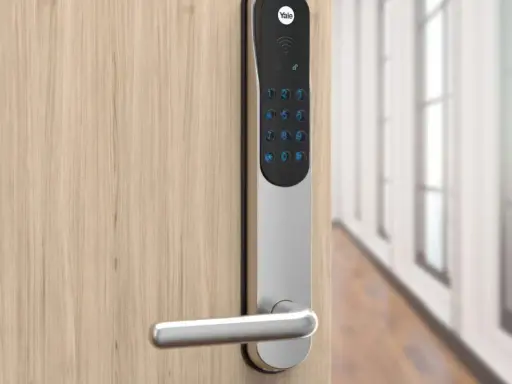 Yale Doorman V2N app-styrd digital dörrlås på en trädörr.