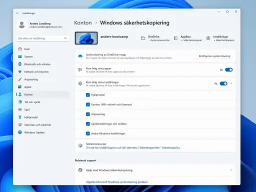 Inställningar för säkerhetskopiering i Windows 11. Här kan du konfigurera synkronisering av OneDrive och komma ihåg appar samt inställningar för att underlätta en ominstallation av Windows 11.