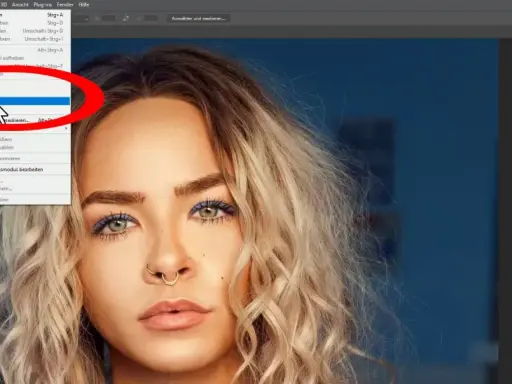 Ikonet visar hur man kan ta bort bakgrund i Photoshop genom att välja "Motiv" i en meny.